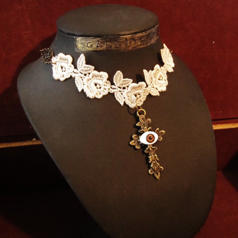 HANDMADE - Choker necklace in bronze lace and chain adorned with a bronze cross.